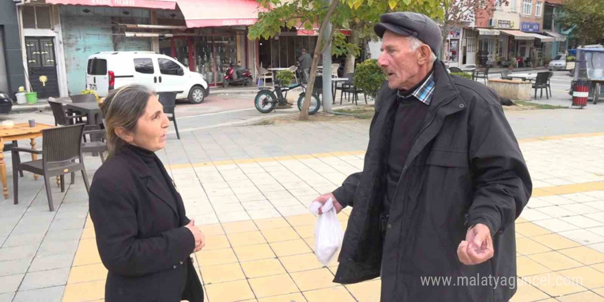 Kimsesi kalmayınca ‘huzurevine yerleş’ tavsiyelerine aldırmayan kadın, muhtar seçildiği mahallesine huzur getirdi