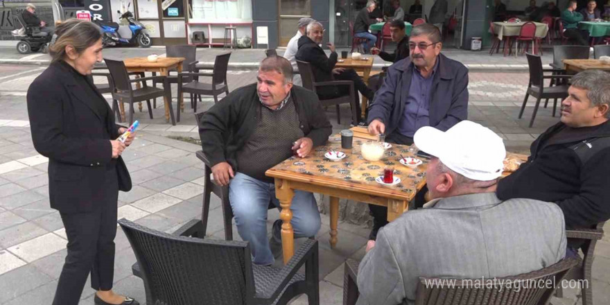 Kimsesi kalmayınca ‘huzurevine yerleş’ tavsiyelerine aldırmayan kadın, muhtar seçildiği mahallesine huzur getirdi