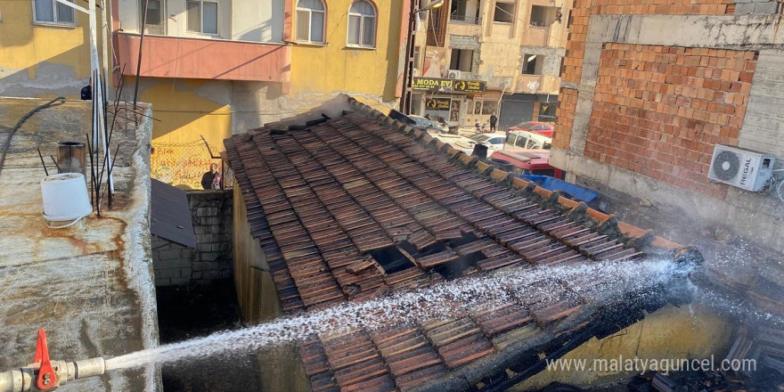 Kırıkhan’da metruk binada çıkan yangın söndürüldü