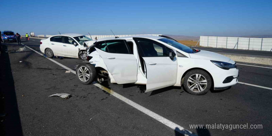 Kırıkkale’de çarpışan otomobiller hurdaya döndü: 2 yaralı