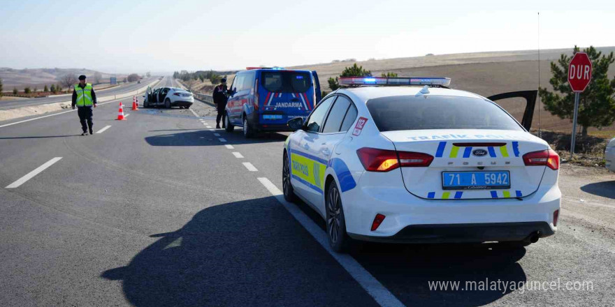 Kırıkkale’de çarpışan otomobiller hurdaya döndü: 2 yaralı