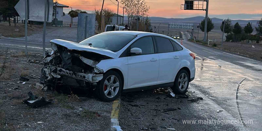 Kırıkkale’de iki otomobil kafa kafaya çarpıştı: 2 yaralı