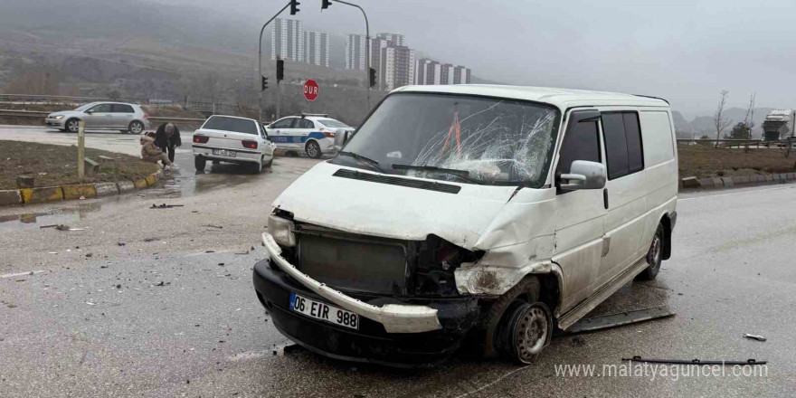 Kırıkkale’de minibüs ile otomobil çarpıştı: 3 yaralı