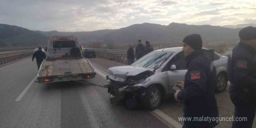 Kırıkkale’de otomobil bariyerlere çarptı: 1 yaralı