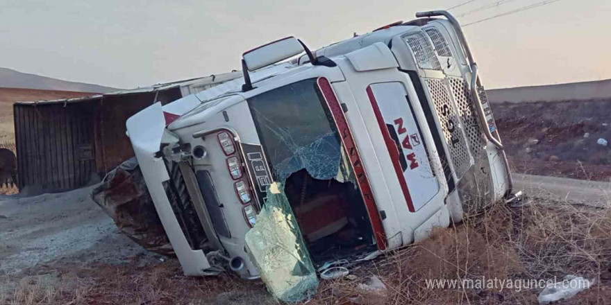 Kırıkkale’de tuz yüklü tır devrildi