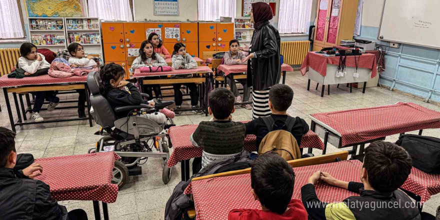 Kırk yıl kölesi olunacak öğretmenlerin akülü sandalye hediyesi, engelli öğrenciyi sınıfına kavuşturdu