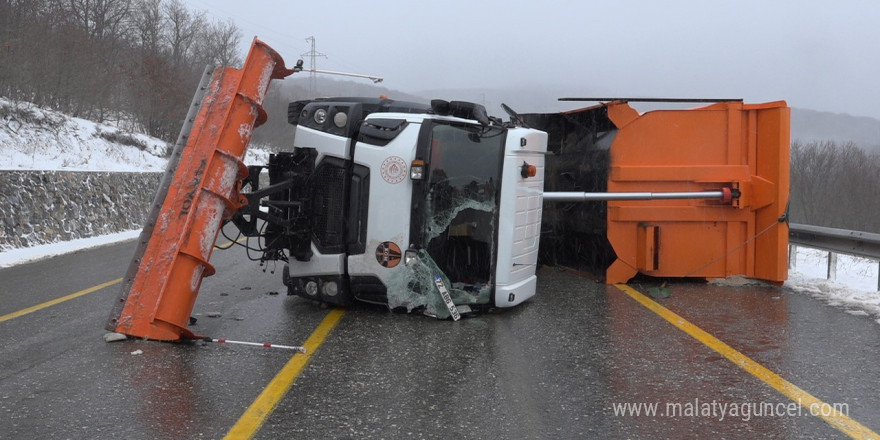 Kırklareli’nde kar küreme aracı devrildi: 2 yaralı