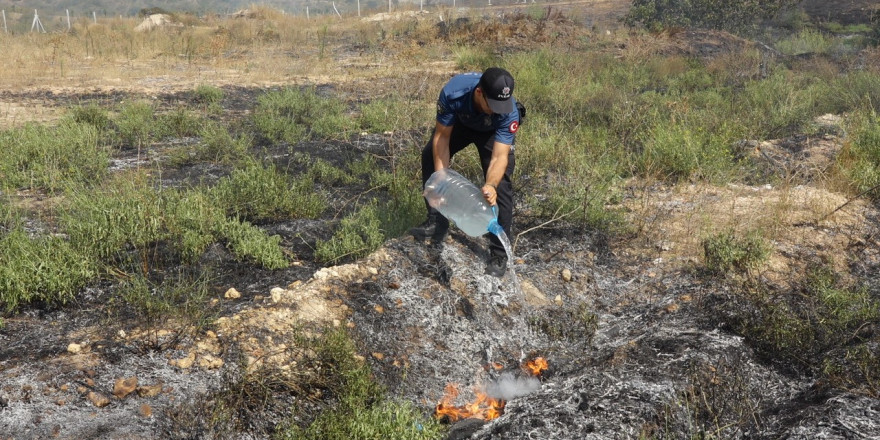 Kırklareli’nde otluk alanda yangın: Polis ekipleri bidonlarda söndürmeye destek verdi