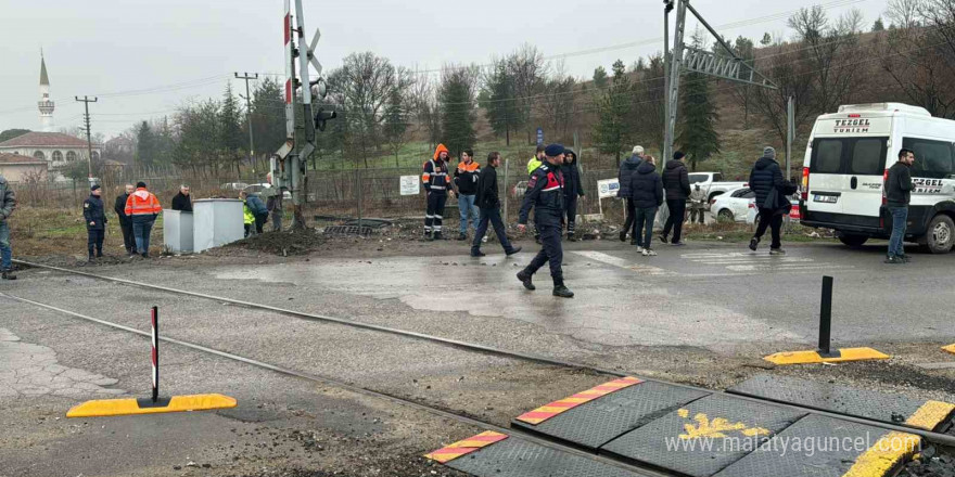 Kırklareli’nde yük treni ile minibüs çarpıştı: 2 yaralı