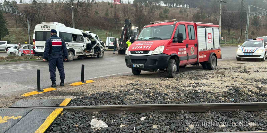 Kırklareli’nde yük treni ile minibüs çarpıştı: Yaralı sayısı 5’e yükseldi