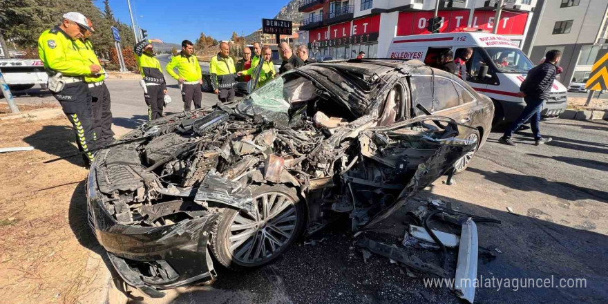 Kırmızı ışık ihlali yapan lüks otomobilin kamyona çarptığı kazada can pazarı