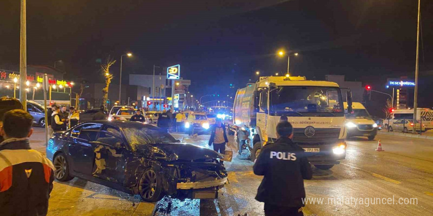 Kırmızı ışık ihlalinin neden olduğu kazada ortalık savaş alanına döndü