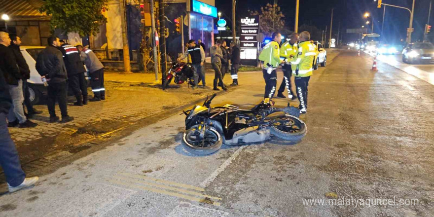 Kırmızı ışıkta geçen otomobil motosiklete çarptı: 1 yaralı