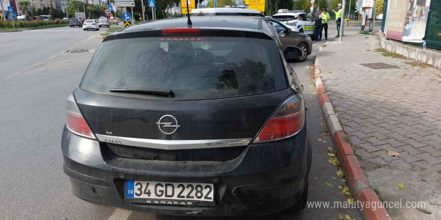 Kırmızı ışıkta otomobile çarpan motosiklet sürücüsü yaralandı