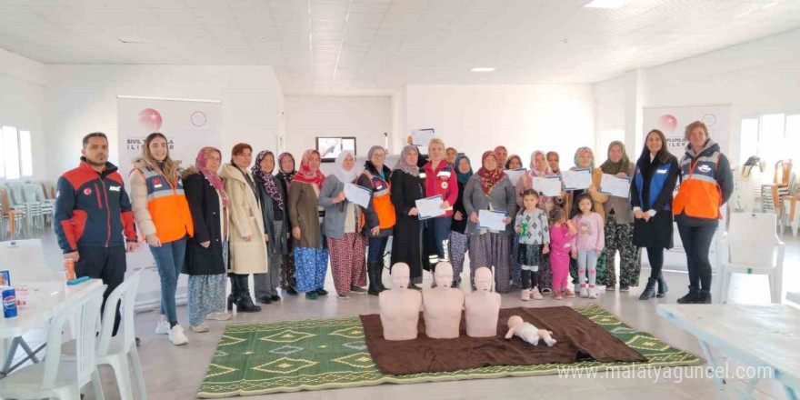 Kırsaldaki kadınlara hem afet bilinci veriliyor hem de ilk yardım eğitimi