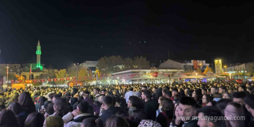 Kırşehir Belediyesi TUSAŞ saldırılarına rağmen Cacabey Meydanında konser düzenledi