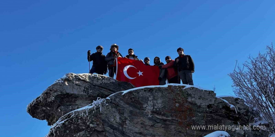 Kırşehir’de dağcılar Gönül Dağı’na çıkarak Türk bayrağı açtı