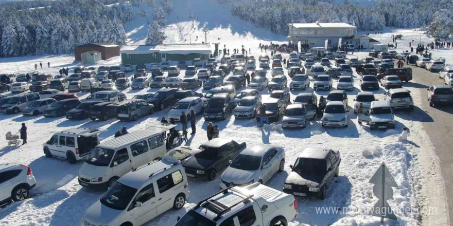 Kış turizminde yeni yıldız: Bulutların üstünde göl manzarasıyla kayak