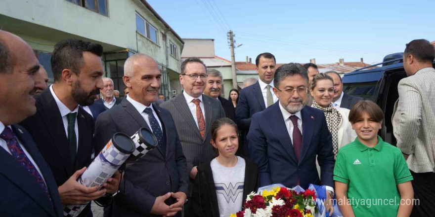 Kışın ısıtacak, yazın serinletecek pazar yerinin açılışını Bakan Yumaklı yaptı