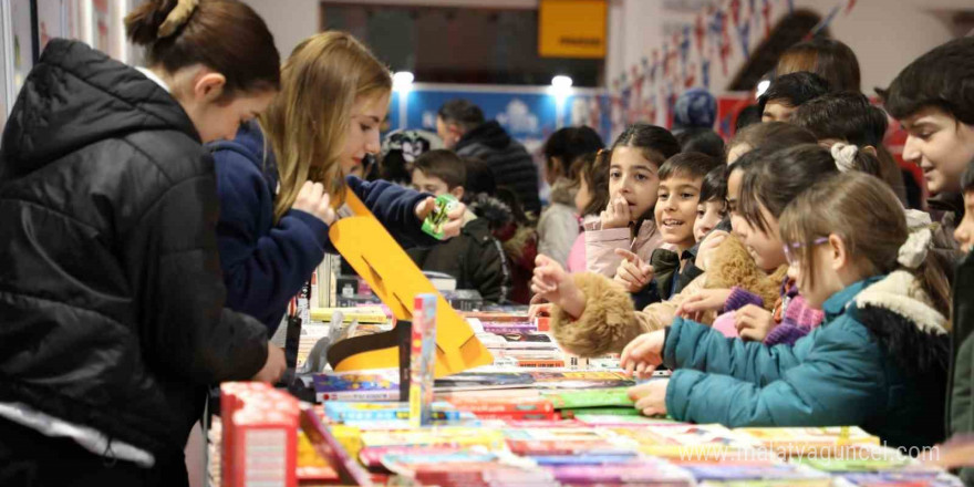 Kitap fuarına öğrenci akımı