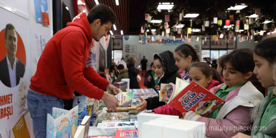 Kitap fuarına öğrenci akımı