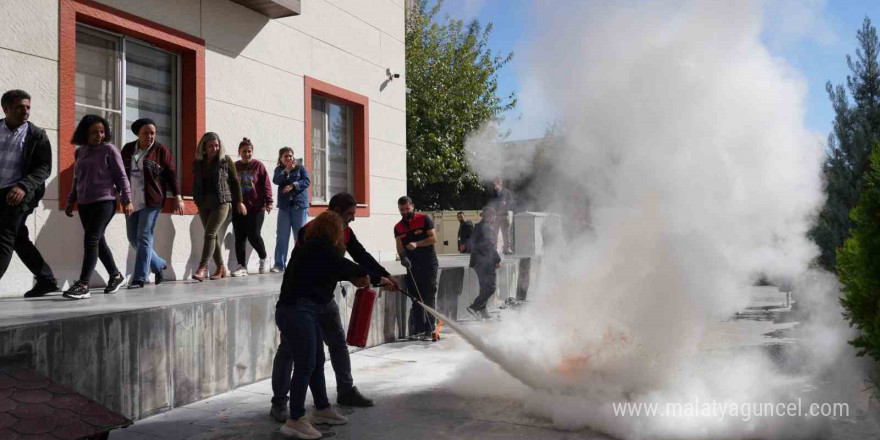 Kız öğrenci yurdunda yangın tatbikatı yapıldı