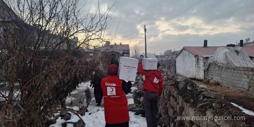 Kızılay Ağrı Şubesi, gıda kolilerini ihtiyaç sahiplerine ulaştırmaya devam ediyor