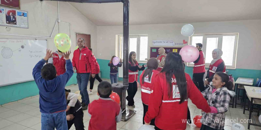 Kızılay gönüllüleri, kar yağışı altında köy çocuklarının yüzünü güldürdü