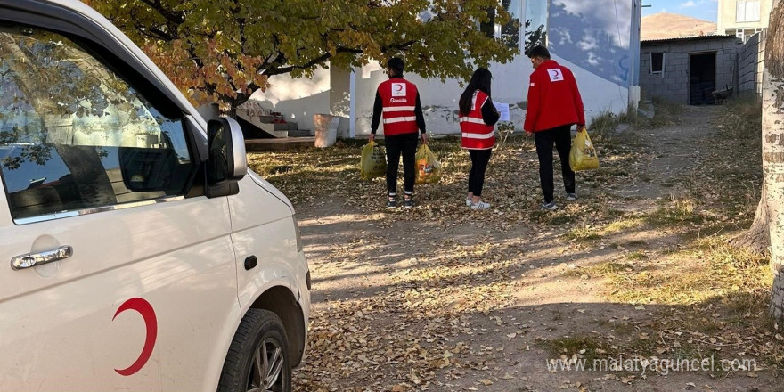 Kızılay’dan ihtiyaç sahibi ailelere kıyafet ve gıda desteği