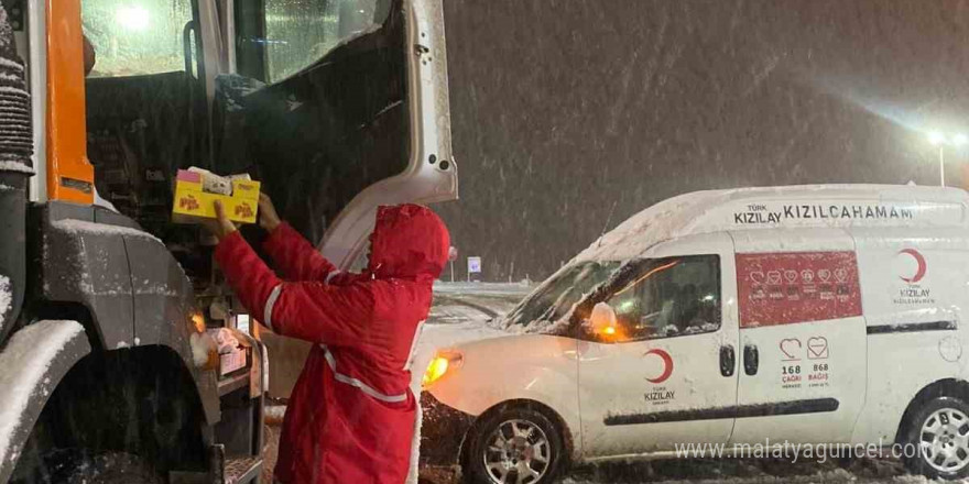 Kızılcahamam’da kar mağdurlarına Kızılay’dan sıcak çay ikramı