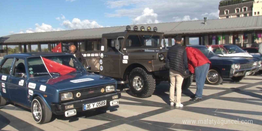 Klasik otomobiller bu kez lösemi farkındalığını artırmak için yola çıktı