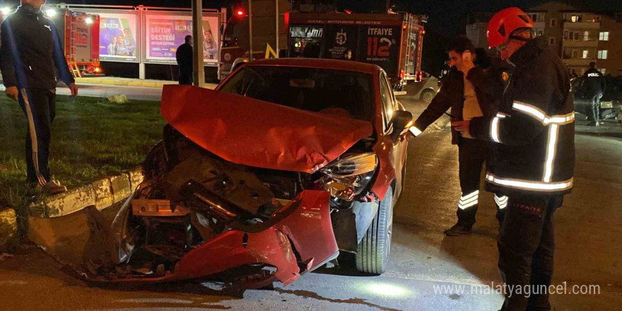 Kocaeli’de iki araç trafik ışıklarında çarpıştı: 1 yaralı