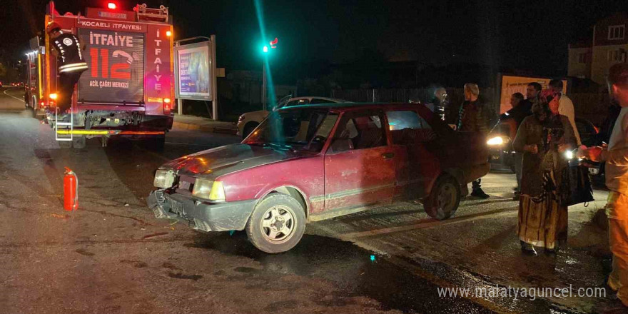 Kocaeli’de iki araç trafik ışıklarında çarpıştı: 1 yaralı