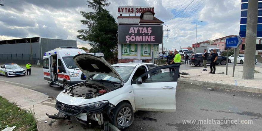 Kocaeli’de otomobil kaldırıma çıktı: 1’i bebek 3 yaralı