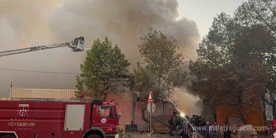 Kocaeli’de palet deposunda büyük yangın