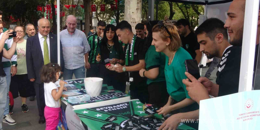 Kocaelispor ‘Dünya Kız Çocukları Günü’nde kız çocuklarına hediye dağıttı