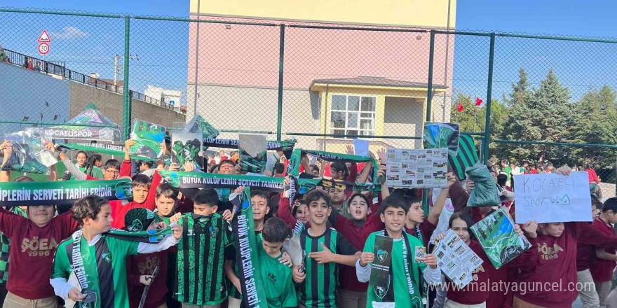 Kocaelisporlu futbolcular öğreniciler ile bir araya geldi