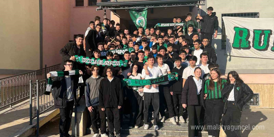 Kocaelispor’un golcüsü okullarda yıldız gibi karşılandı