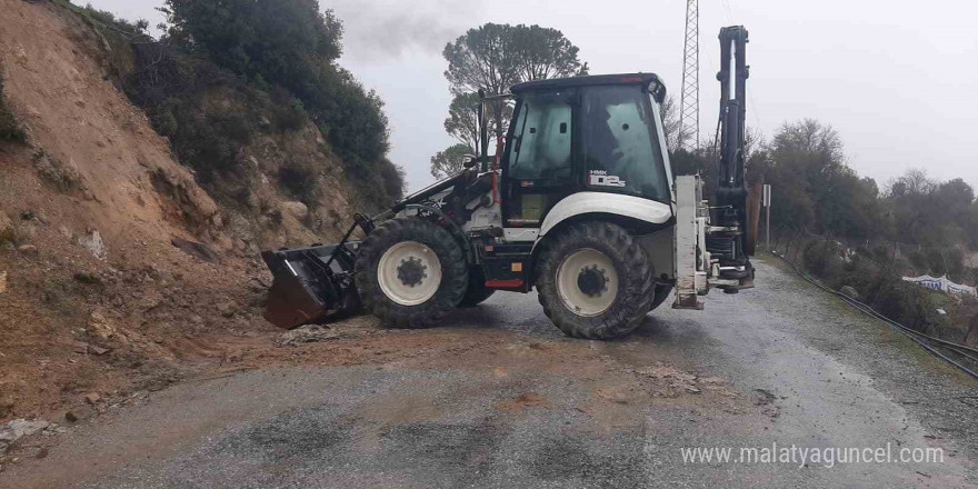 Koçarlı’da aşırı yağışlarla ulaşıma kapanan yol açıldı