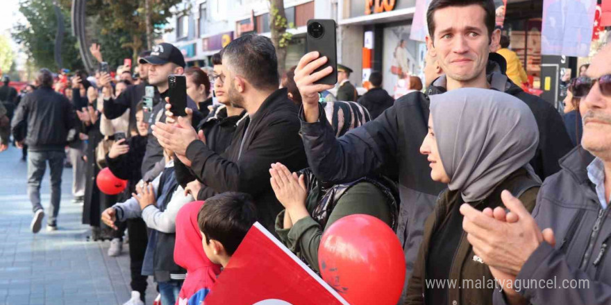 Komandolar marşlar ve ayak sesleriyle caddeyi inletti