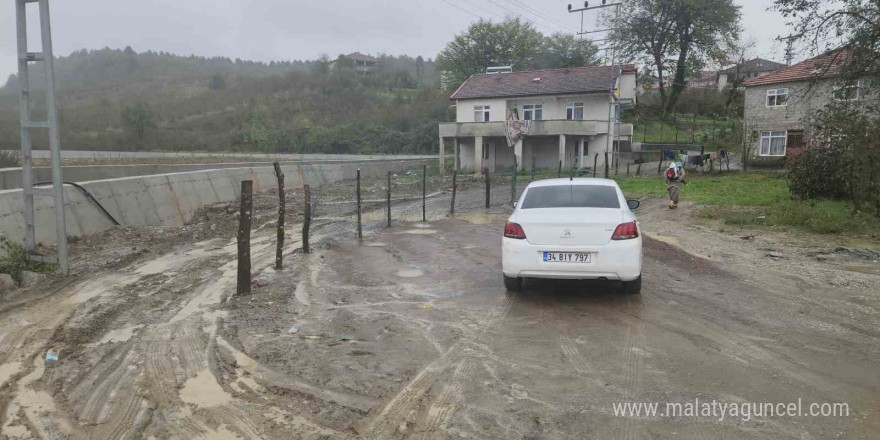 Komşu köye geçiş için arazisini kullandılar, tepki amacıyla tel örgü çekti