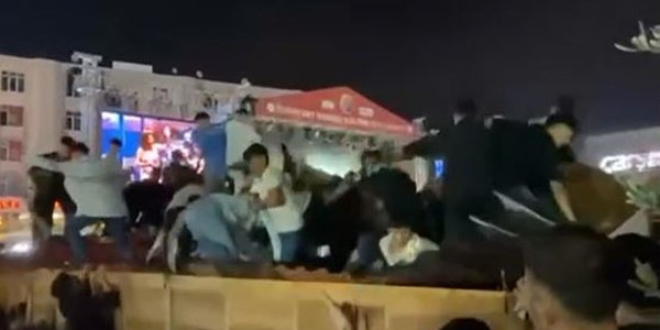 Konser izlemek için üzerine çıktıkları stant çöktü: Stant sahibi vatandaşlara saldırdı