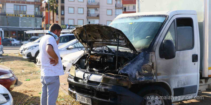 Kontağı çevirdi, kamyoneti alev alev yandı