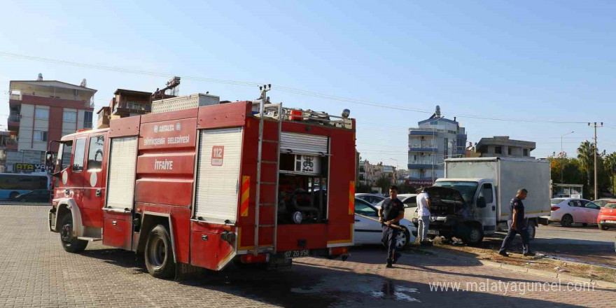 Kontağı çevirdi, kamyoneti alev alev yandı