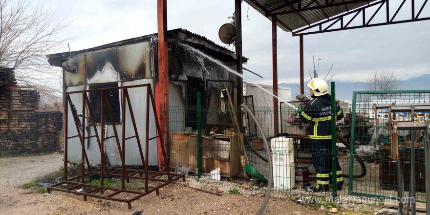 Konteyner büro alev alev yandı