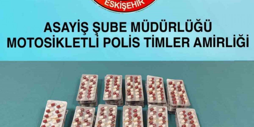 Kontrol amaçlı durdurulan araçtan 885 adet sentetik hap ele geçirildi