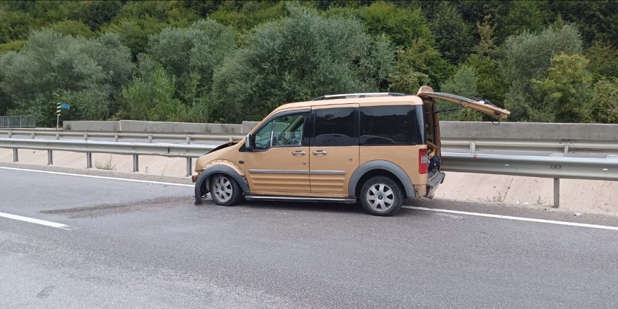 Kontrolde çıkan araç bariyerlere çarparken, 3 kişi yaralandı