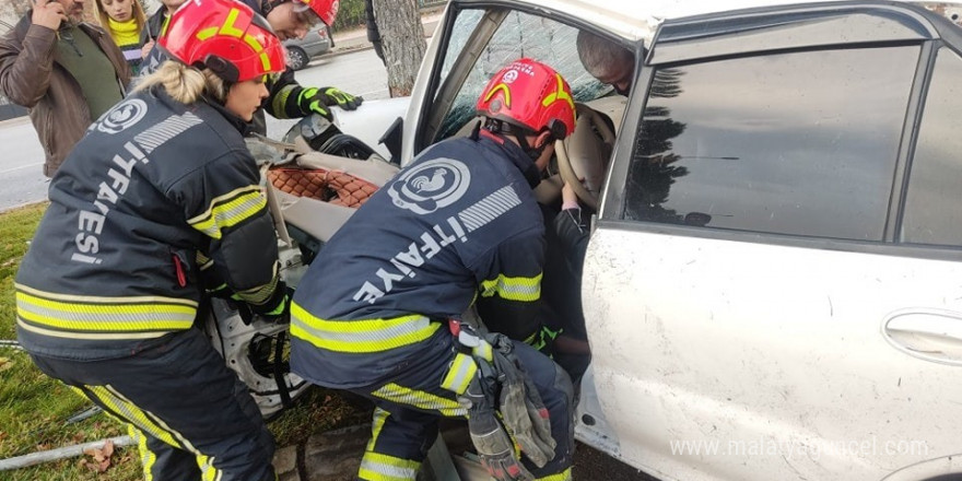 Kontrolden çıkan araç ağaca çarparak durabildi