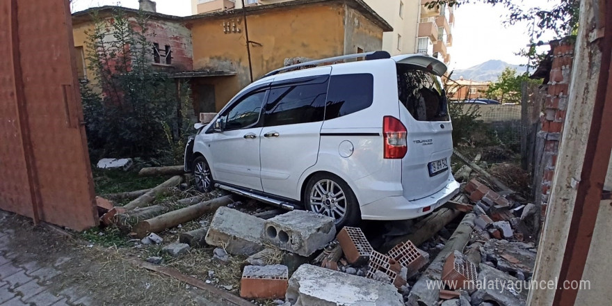 Kontrolden çıkan araç bahçe duvarını yıkıp içeri girdi