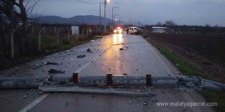 Kontrolden çıkan araç enerji nakil hattı direğine çarptı: 1 yaralı